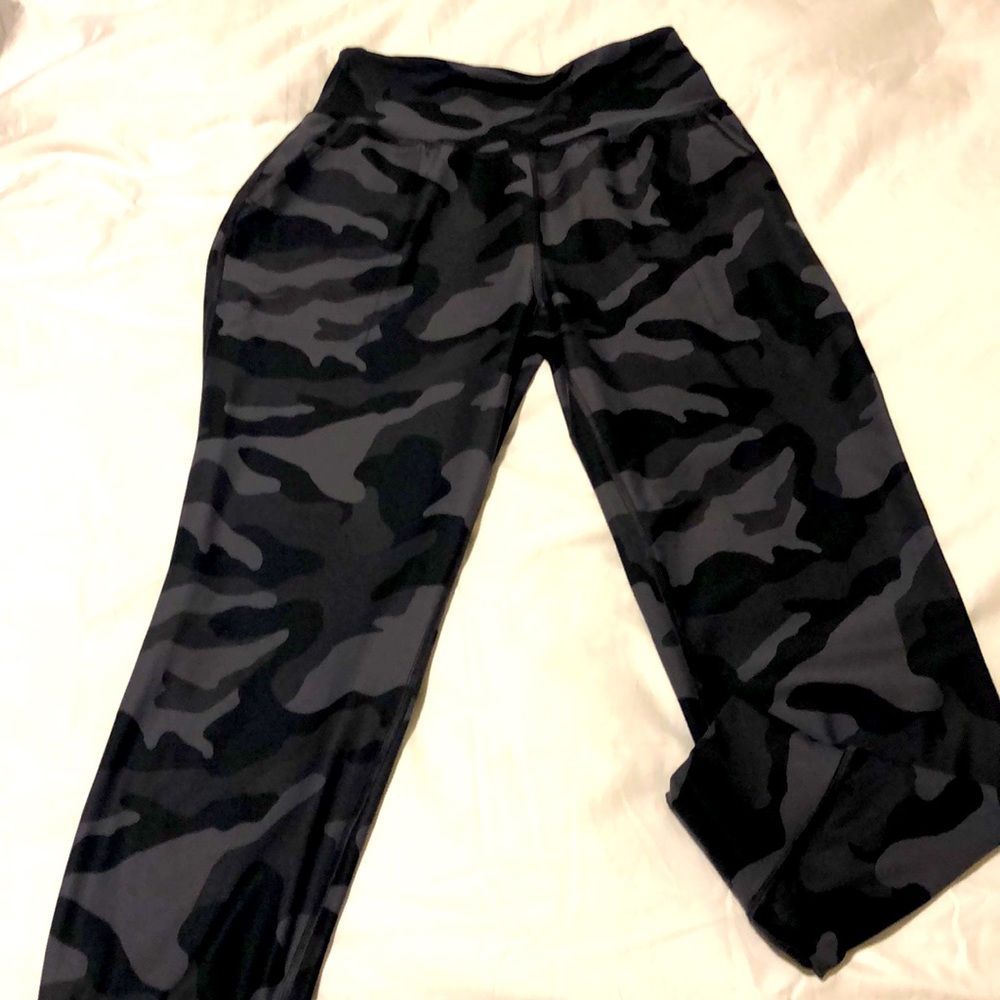 EUC Old Navy High Rise Jogger Ankle Power Soft Black Camo Medium